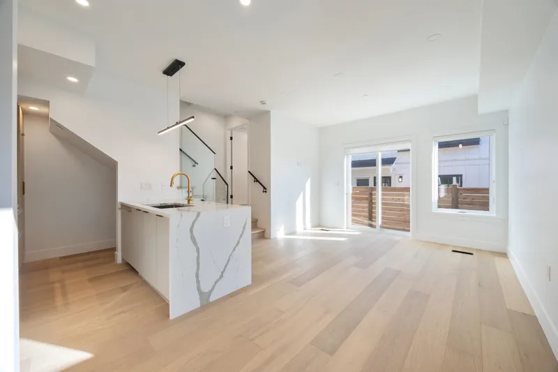 3 550 KASLO STREET - photo 1 of 25