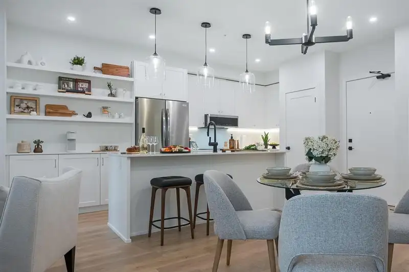 405 46187 THOMAS ROAD - photo 2 of 23