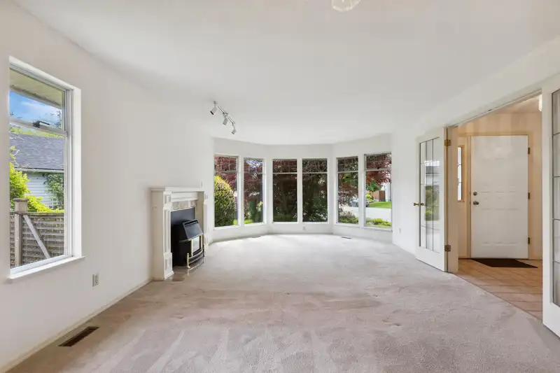 14077 17 AVENUE - photo 4 of 31