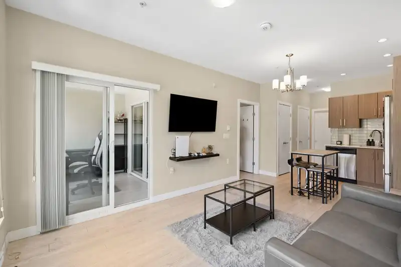 218 1838 RENFREW STREET - photo 1 of 28