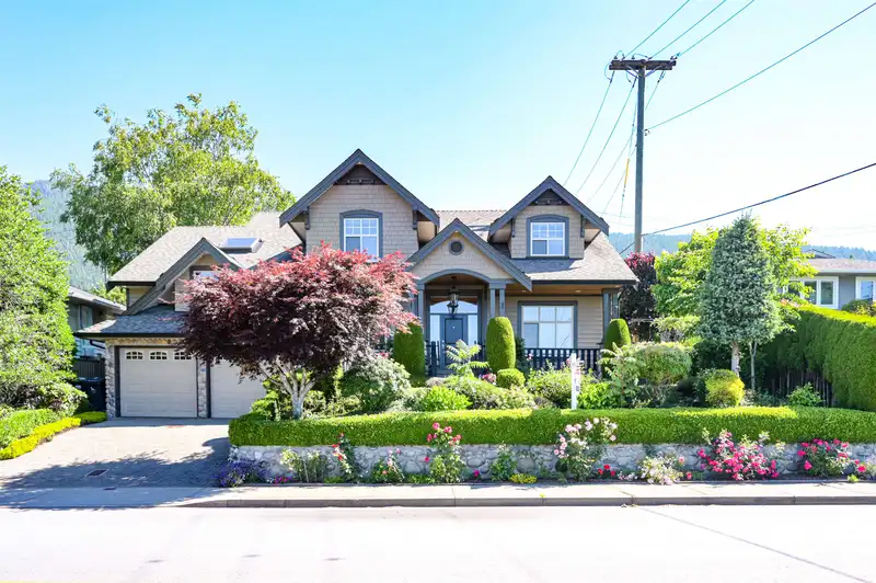 4388 HIGHLAND BOULEVARD - photo 1 of 39