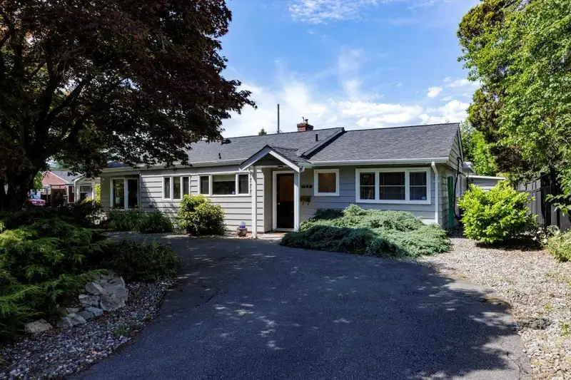1140 PINEWOOD CRESCENT - photo 1 of 28