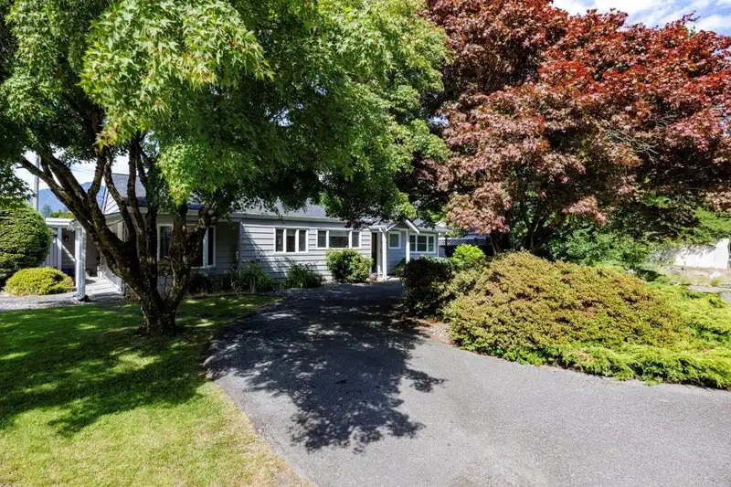 1140 PINEWOOD CRESCENT - photo 4 of 28