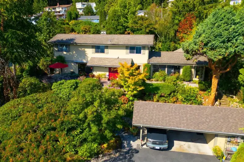 560 CRAIGMOHR DRIVE - photo 1 of 37