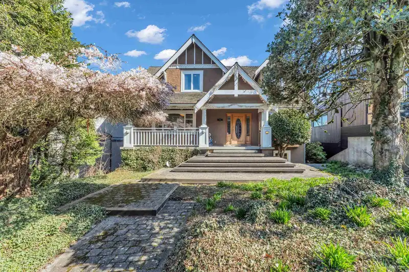 4389 LOCARNO CRESCENT - photo 1 of 38