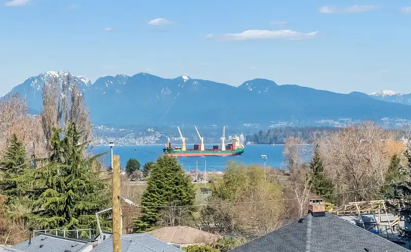 4389 LOCARNO CRESCENT - photo 2 of 38