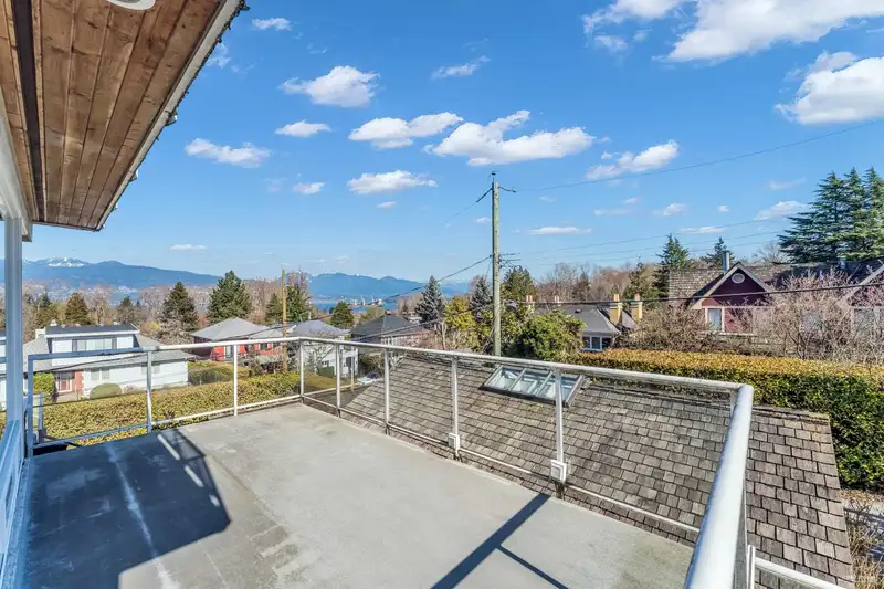 4389 LOCARNO CRESCENT - photo 4 of 38