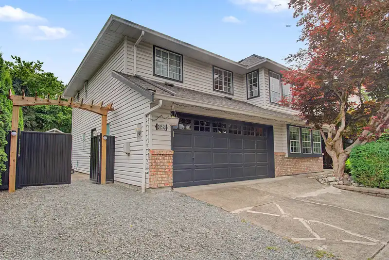 20552 98 AVENUE - photo 4 of 40