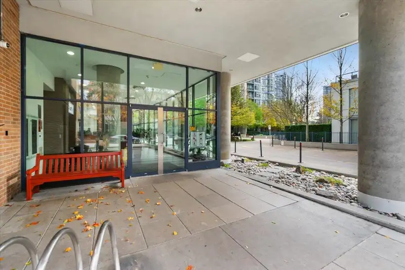 708 928 BEATTY STREET - photo 4 of 32