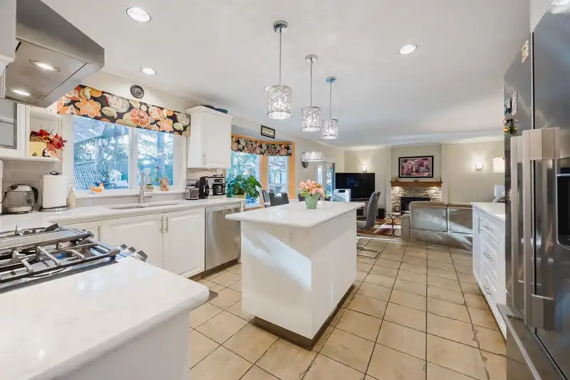 16636 83 AVENUE - photo 4 of 40