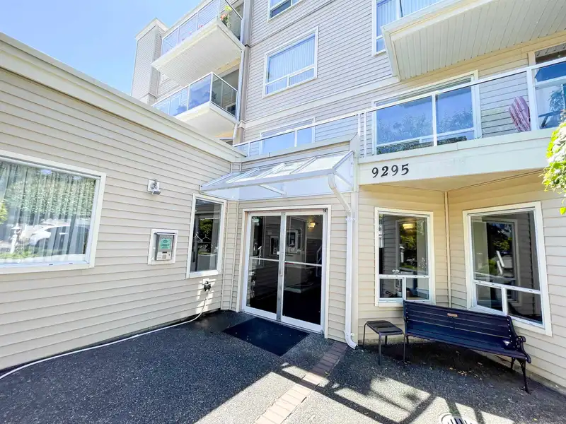 105 9295 122 STREET - photo 2 of 17