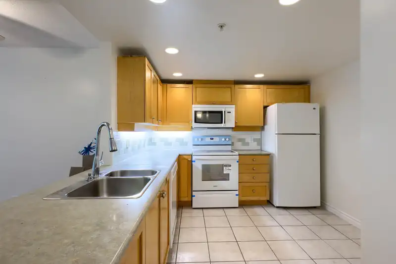 101 5650 OAK STREET - photo 3 of 19
