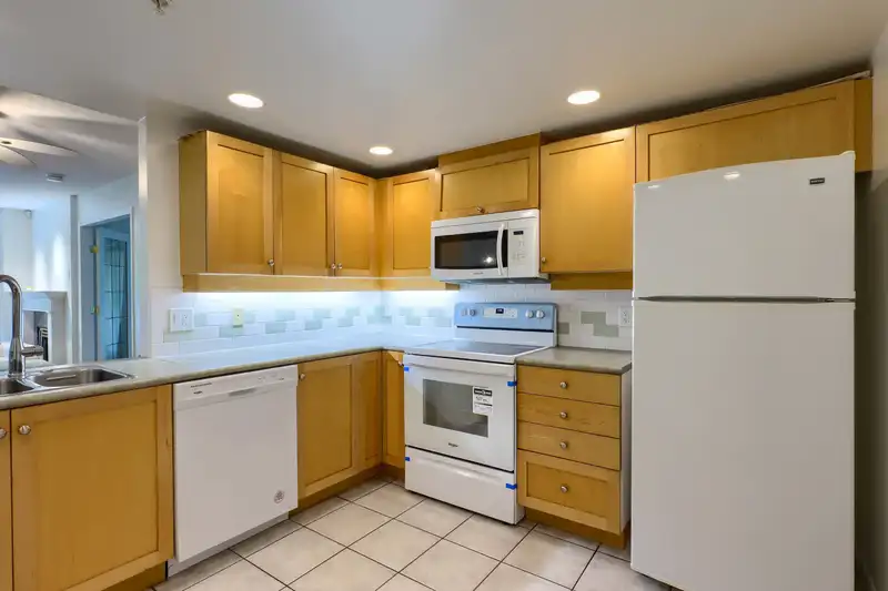 101 5650 OAK STREET - photo 4 of 19