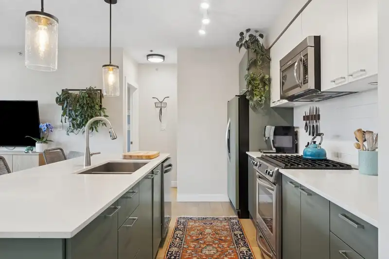 403 1330 MARINE DRIVE - photo 1 of 35