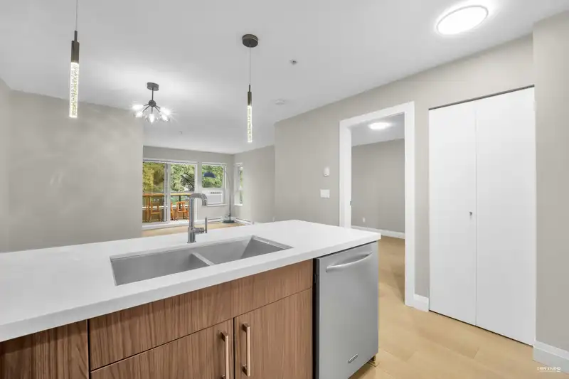416 7131 STRIDE AVENUE - photo 4 of 40