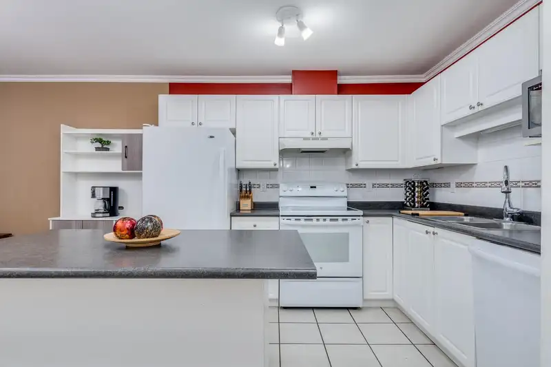 212 1999 SUFFOLK AVENUE - photo 2 of 23