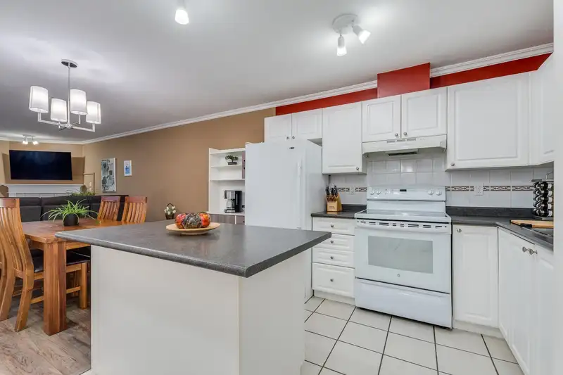212 1999 SUFFOLK AVENUE - photo 3 of 23