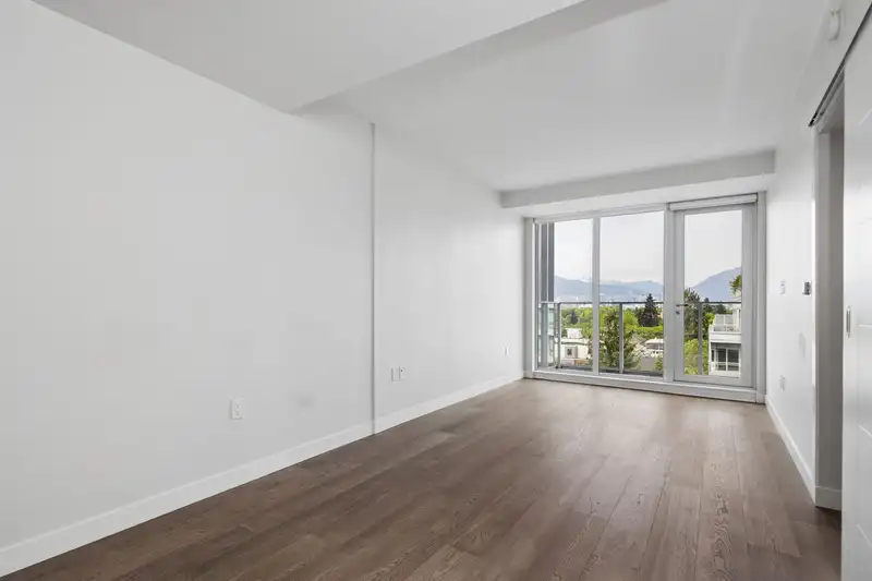 410 528 W KING EDWARD AVENUE - photo 3 of 34