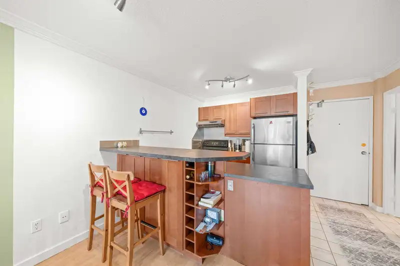 215 950 DRAKE STREET - photo 4 of 19