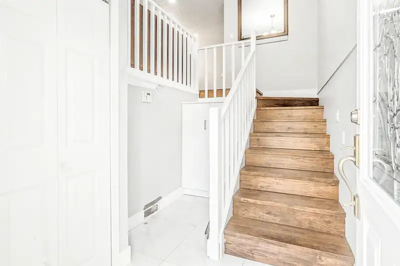 8076 139A STREET - photo 4 of 37