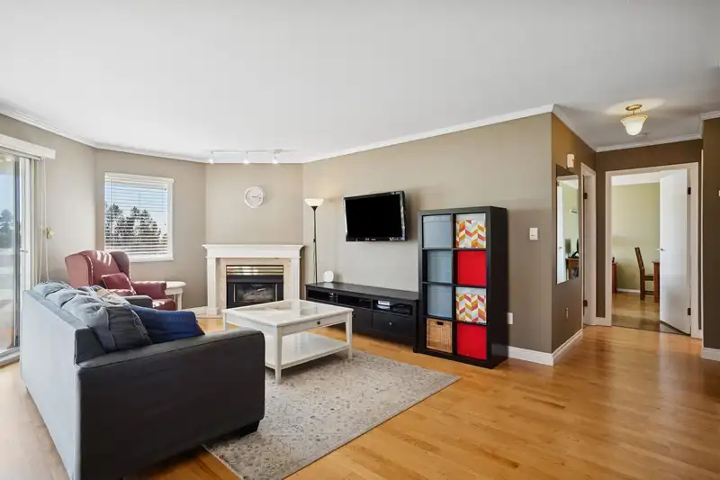304 5350 VICTORY STREET - photo 2 of 26