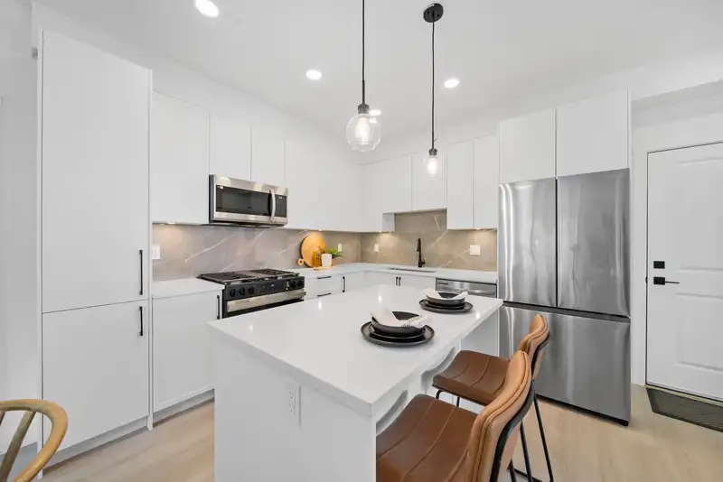 406 3465 146A STREET - photo 2 of 10