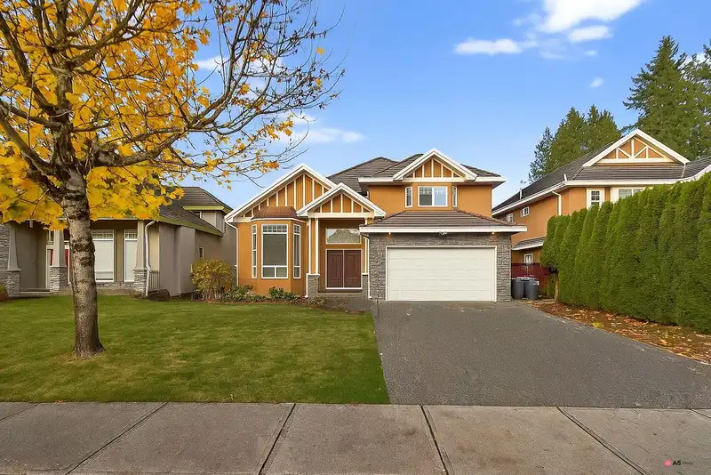 15425 111 AVENUE - photo 1 of 6