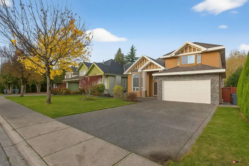 15425 111 AVENUE - photo 2 of 6