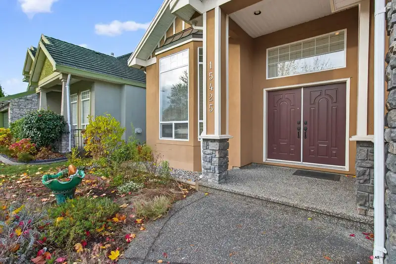 15425 111 AVENUE - photo 4 of 6