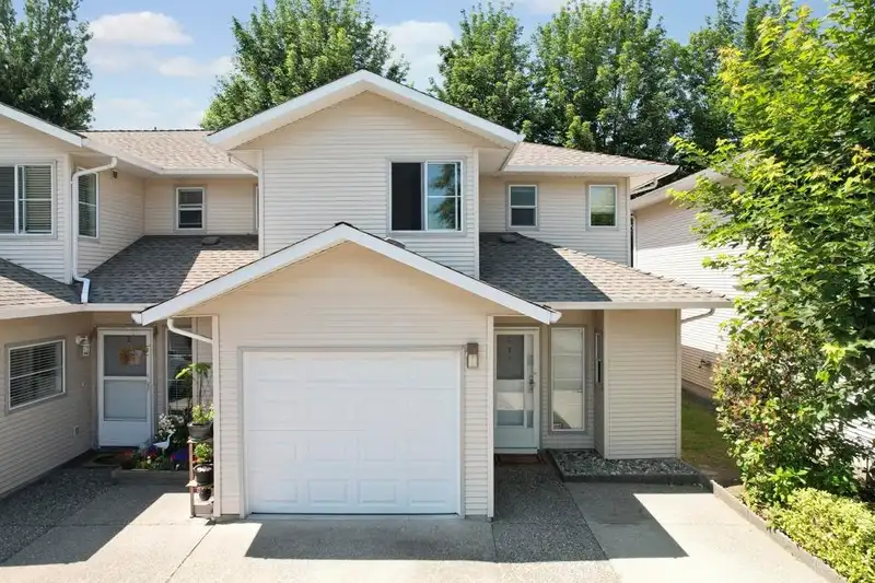 21 16016 82 AVENUE - photo 1 of 22