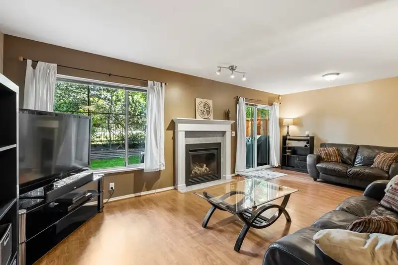 21 16016 82 AVENUE - photo 2 of 22