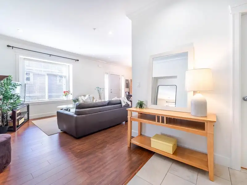 2422 TRIUMPH STREET - photo 2 of 14