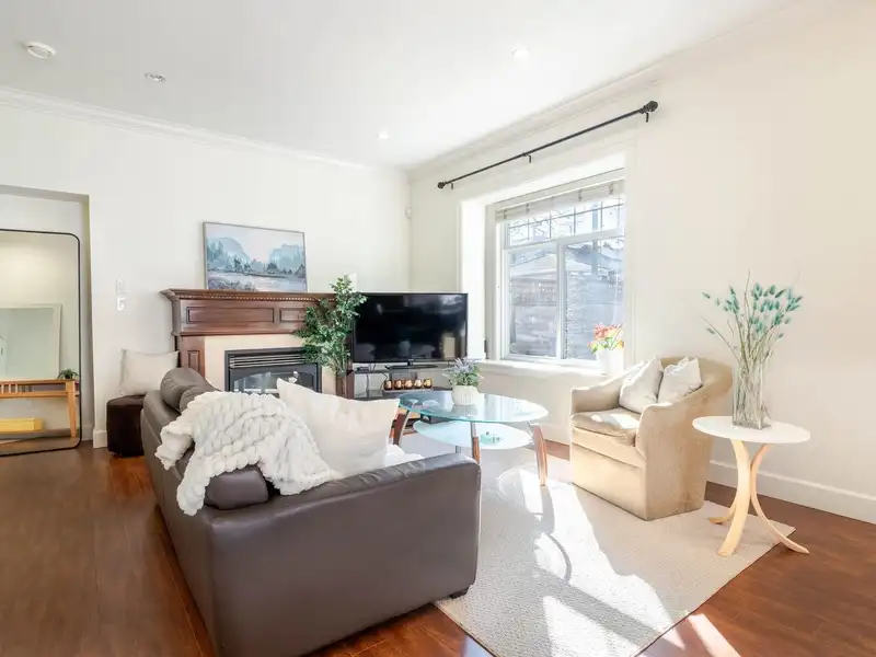 2422 TRIUMPH STREET - photo 3 of 14