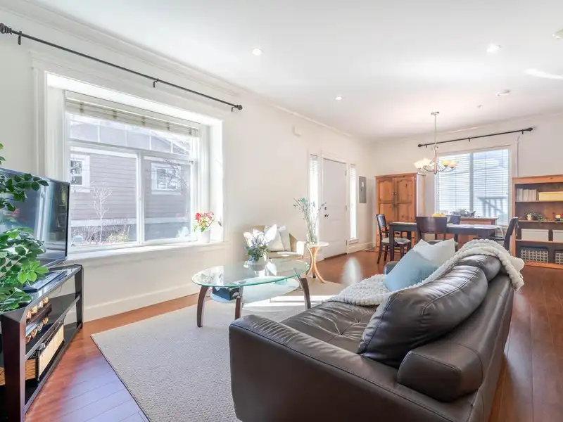 2422 TRIUMPH STREET - photo 4 of 14