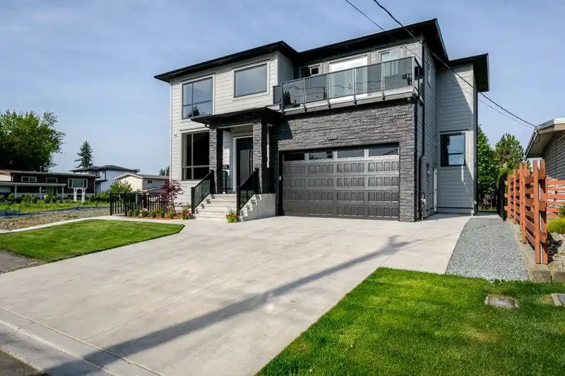 2219 LYNDEN STREET - photo 2 of 40
