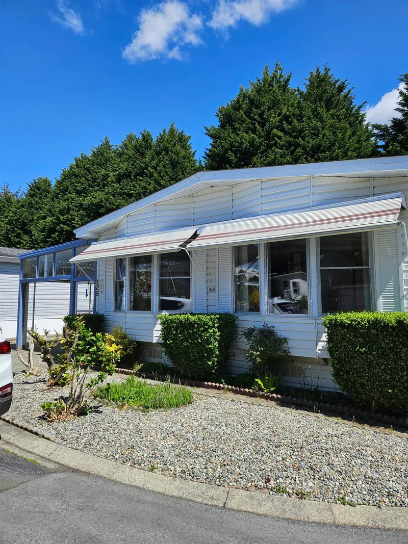 105 2062 KING GEORGE HIGHWAY - photo 1 of 17