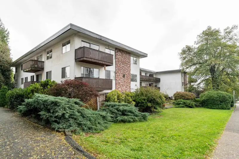 205 910 FIFTH AVENUE - photo 2 of 29