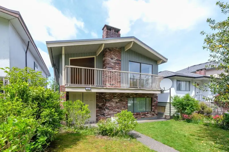 1131 ROSSLAND STREET - photo 1 of 38