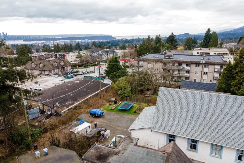 131 E KINGS ROAD - photo 3 of 25