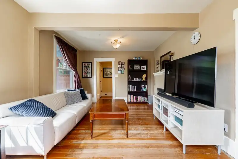 264 W QUEENS ROAD - photo 2 of 36