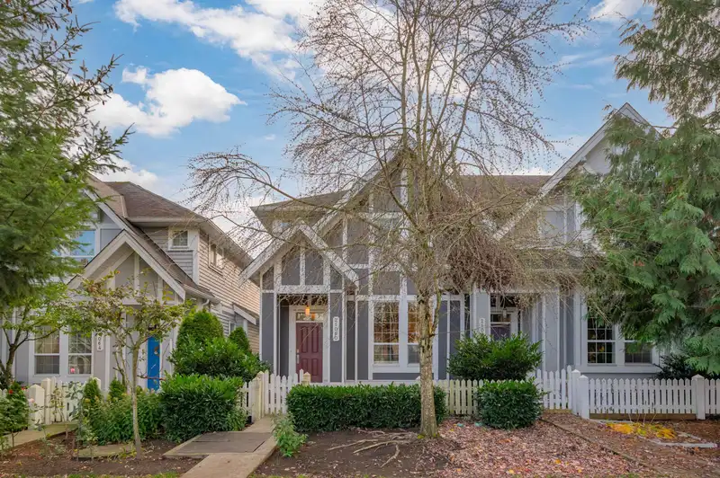 21060 80 AVENUE - photo 2 of 33