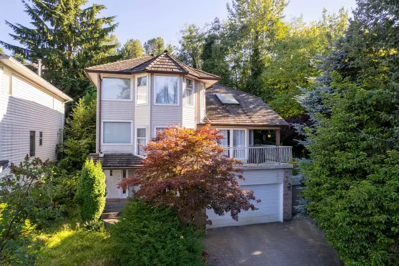 1038 WINDWARD DRIVE - photo 1 of 39