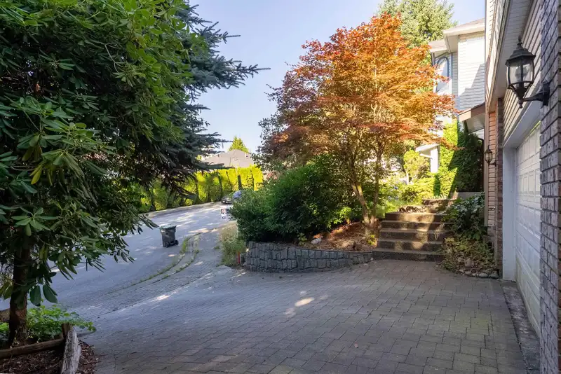 1038 WINDWARD DRIVE - photo 4 of 39