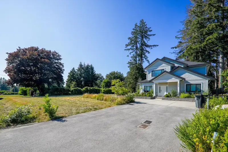 13409 56 AVENUE - photo 3 of 6