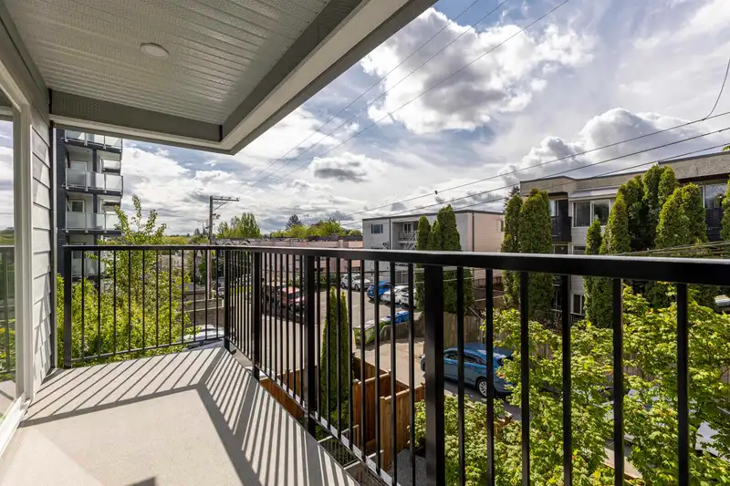 306 808 E 8TH AVENUE - photo 1 of 27