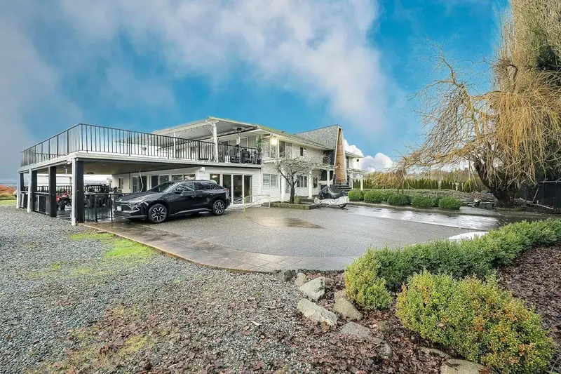 8415 184 STREET - photo 3 of 25