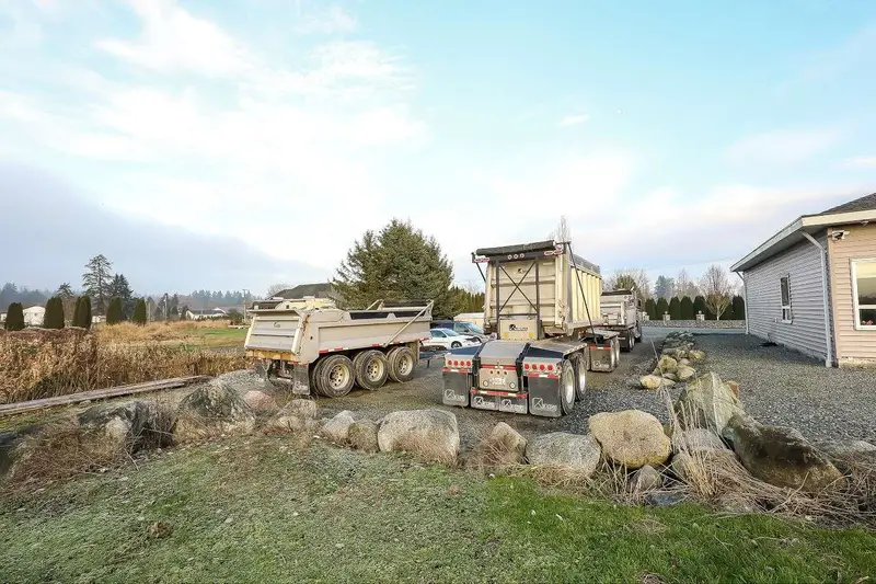 8415 184 STREET - photo 4 of 25