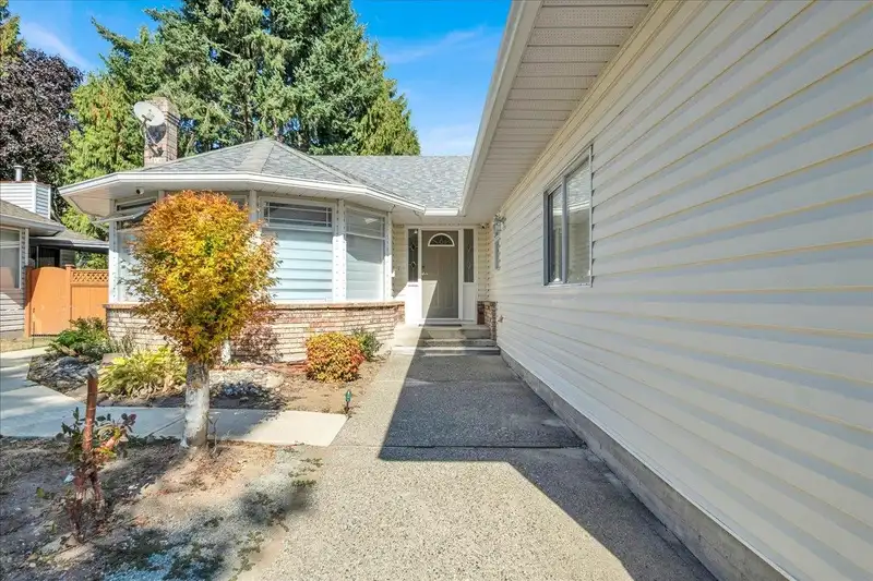 15747 92A AVENUE - photo 3 of 32