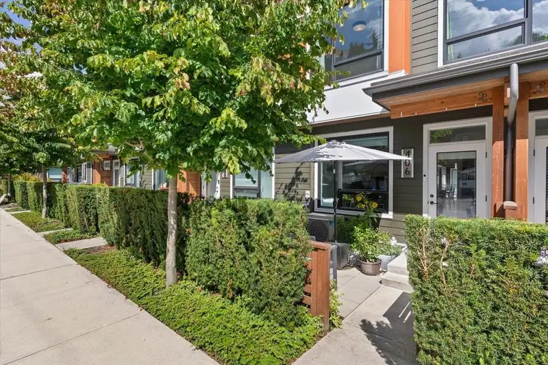 406 3021 ST GEORGE STREET - photo 2 of 38