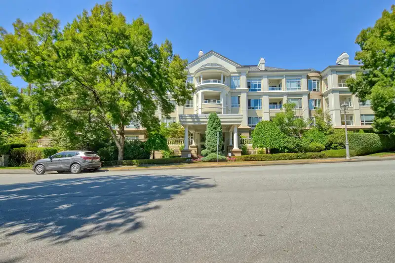 224 5735 HAMPTON PLACE - photo 1 of 31